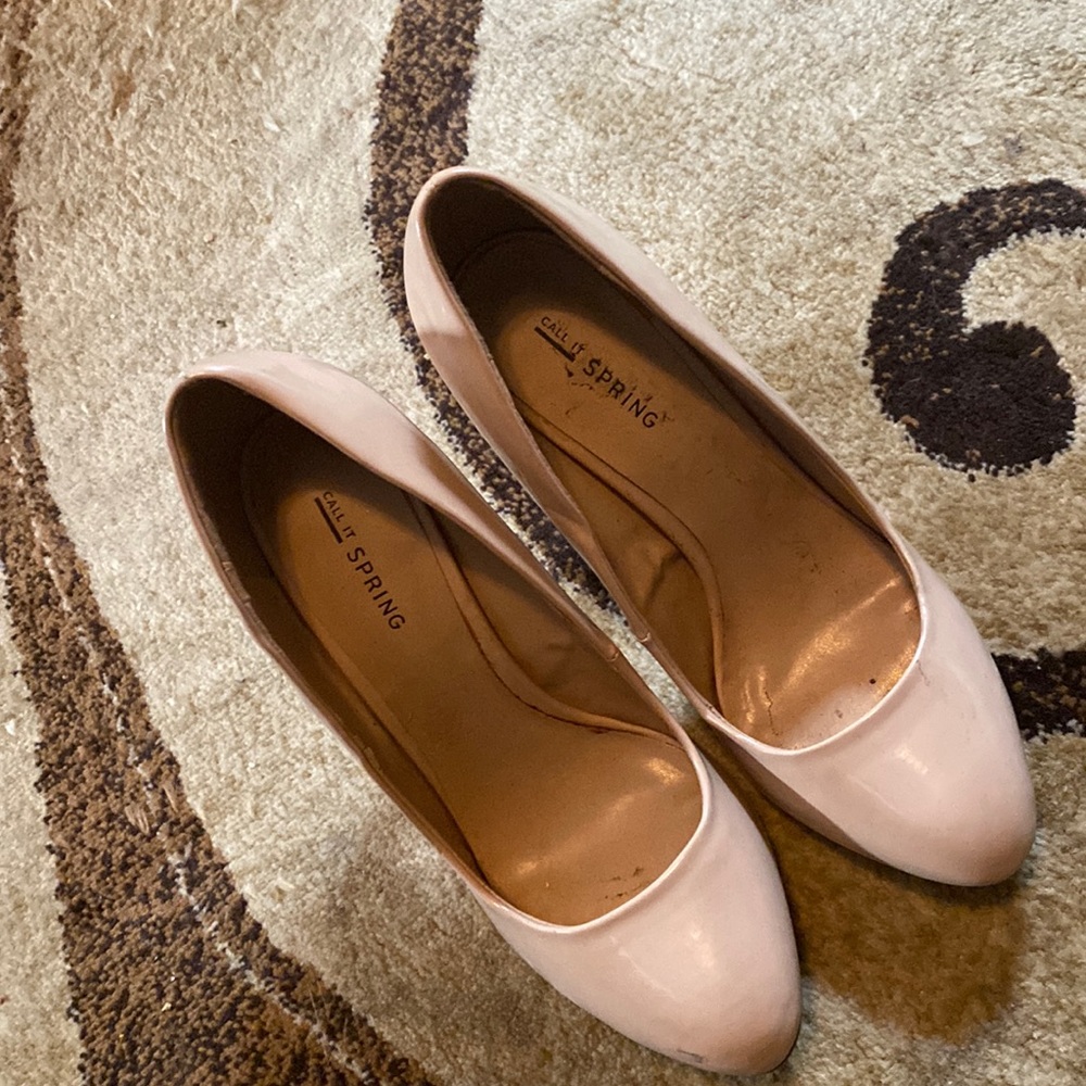 Beautiful tan shoes heels 4in  call it spring